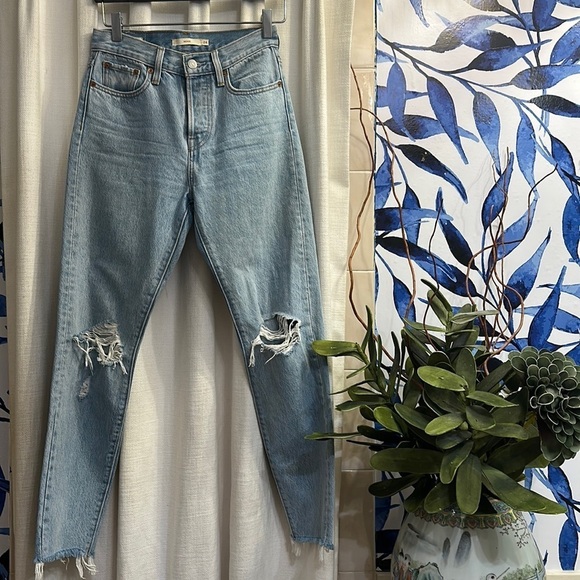 Levi’s Denim - NWOT Women’s Levi’s Premium Distressed Wedgie Fit Jeans Size 24